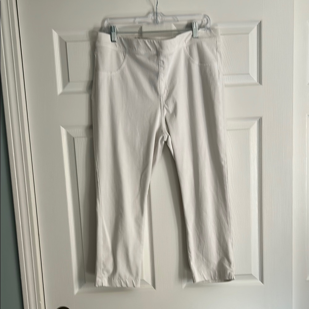 Time and Tru white capris